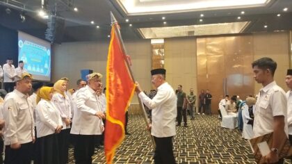 Erwan Rozadi Nasution menerima bendera Pataka usai resmi dilantik sebagai Ketua DPD IKANAS Sumatera Utara periode 2025–2030 di Hotel Grand Mercure, Medan.